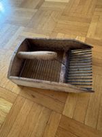 Antiker Beerenkamm aus Holz & Metall