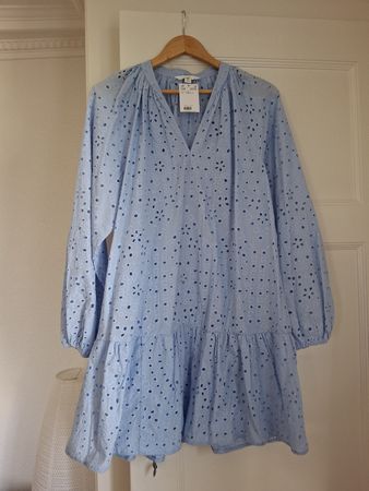 Robe bleu ciel H&M en coton, effet dentelle, S
