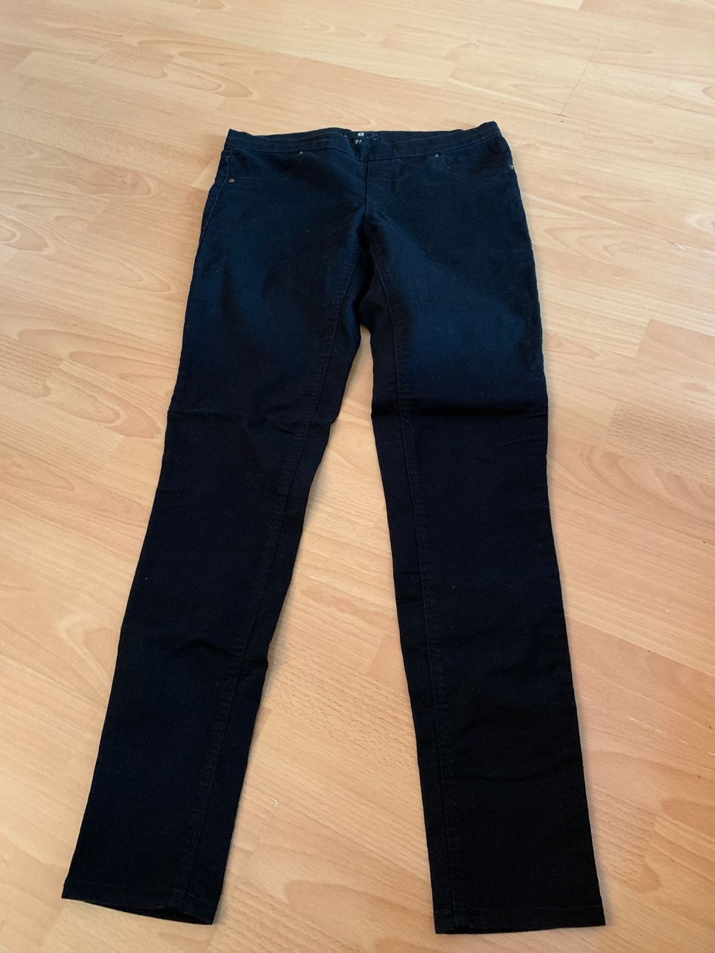H&M Pantaloni: Pantalon legging noir H&M taille 38 – Usato da MEYRIN venduto da Gwendo10