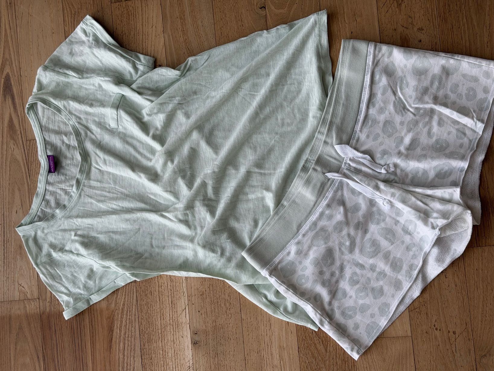 Negligees & Pyjamas: Mintfarbener Sommer Pyjama, Shorts mit Leoprint, Gr. 40 – Gebraucht aus Horw von Muger3 1