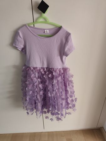 Lila Kleid mit Blumen, perfekt für den Sommer! Grösse 128