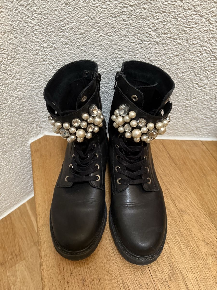 Damenschuhe: Schwarze Boots mit Perlen, Grösse 38 – Gebraucht aus Gebenstorf von Miami81