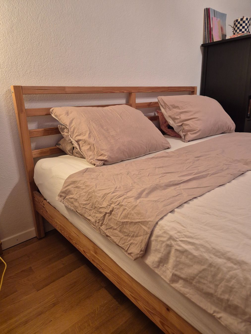 Ikea Lits: Naturally Darkened Solid Pine IKEA Tarva Bed 160x200cm – D'occasion à Zürich par nellaa