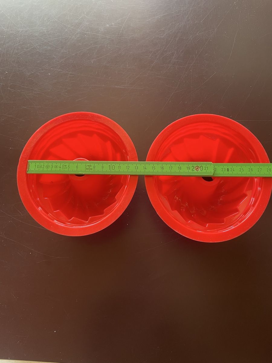 Moules à gâteaux: 2 Silikon Backformen rot – D'occasion à Hindelbank par JohnDeere2020 1