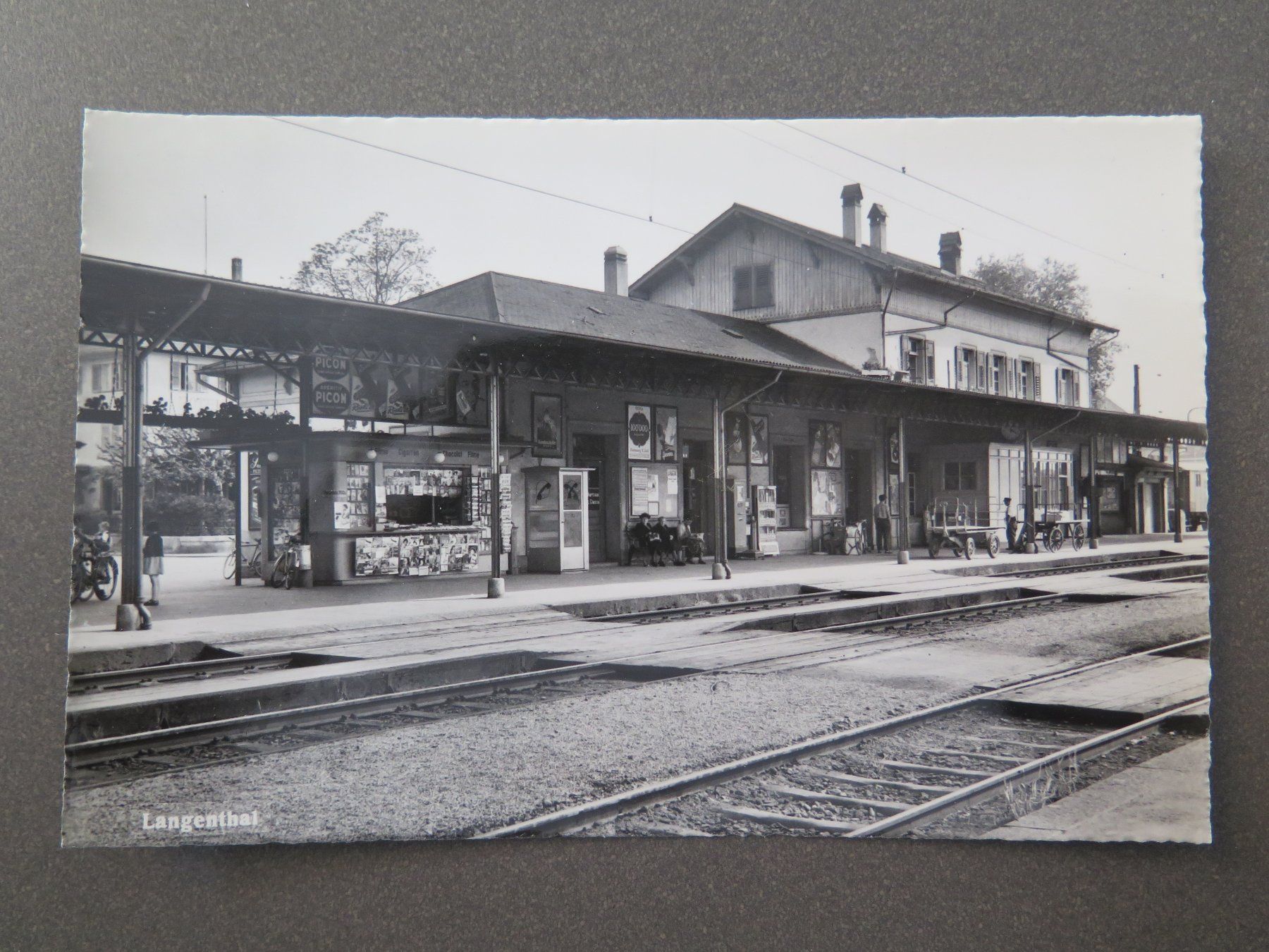Cartoline postali: LANGENTHAL - BAHNHOF - KIOSK - TELEFONKABINE – Usato da Wittenbach venduto da lipasal