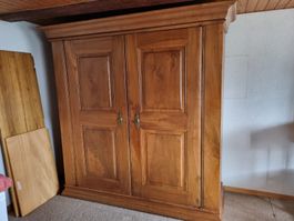 Antiker Nussbaumschrank 18. Jahrhundert