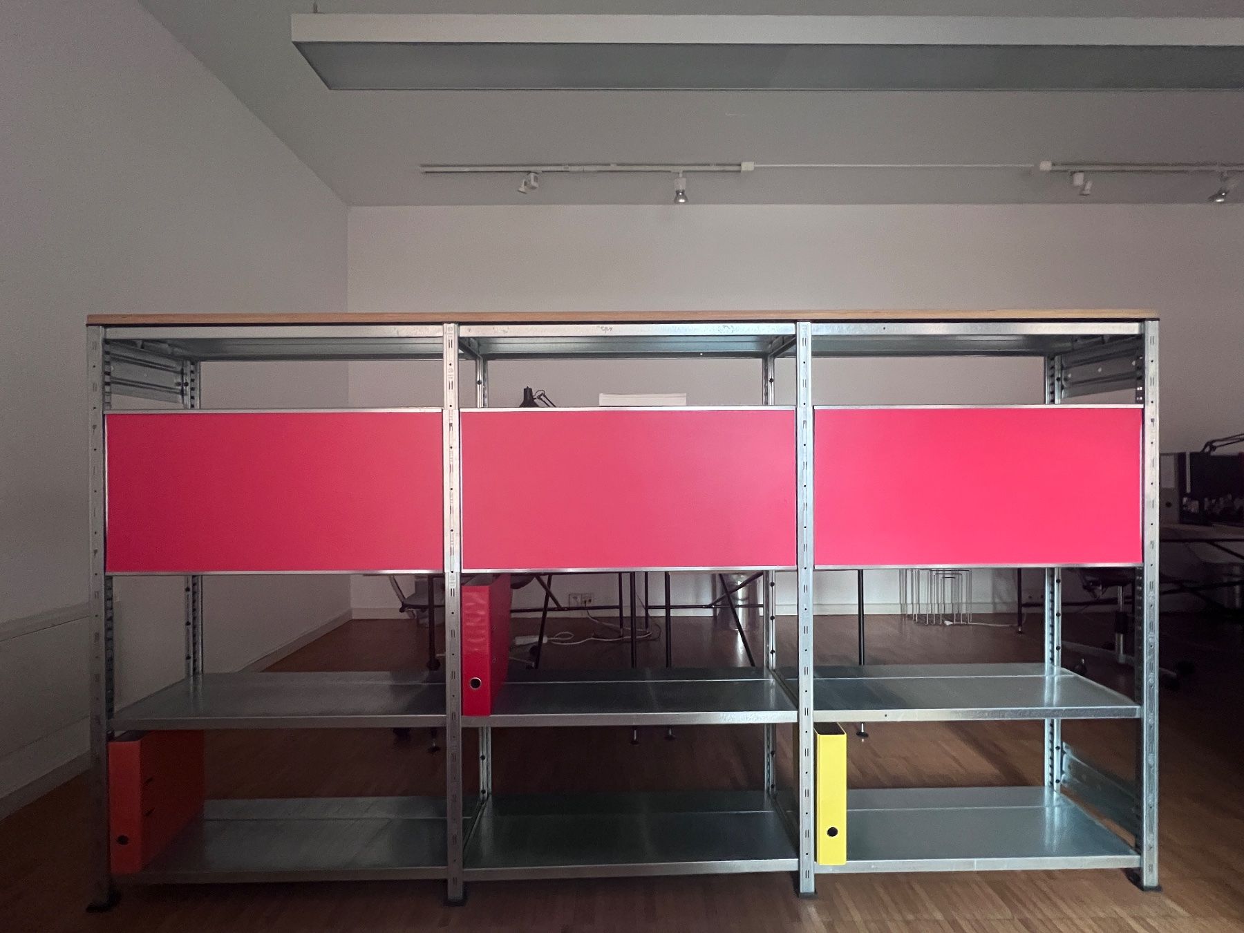Errex Scaffali: Regalsystem Errex mit farbigen Einlagen und Holzplatte – Usato da Zürich venduto da wme_n5yf 1