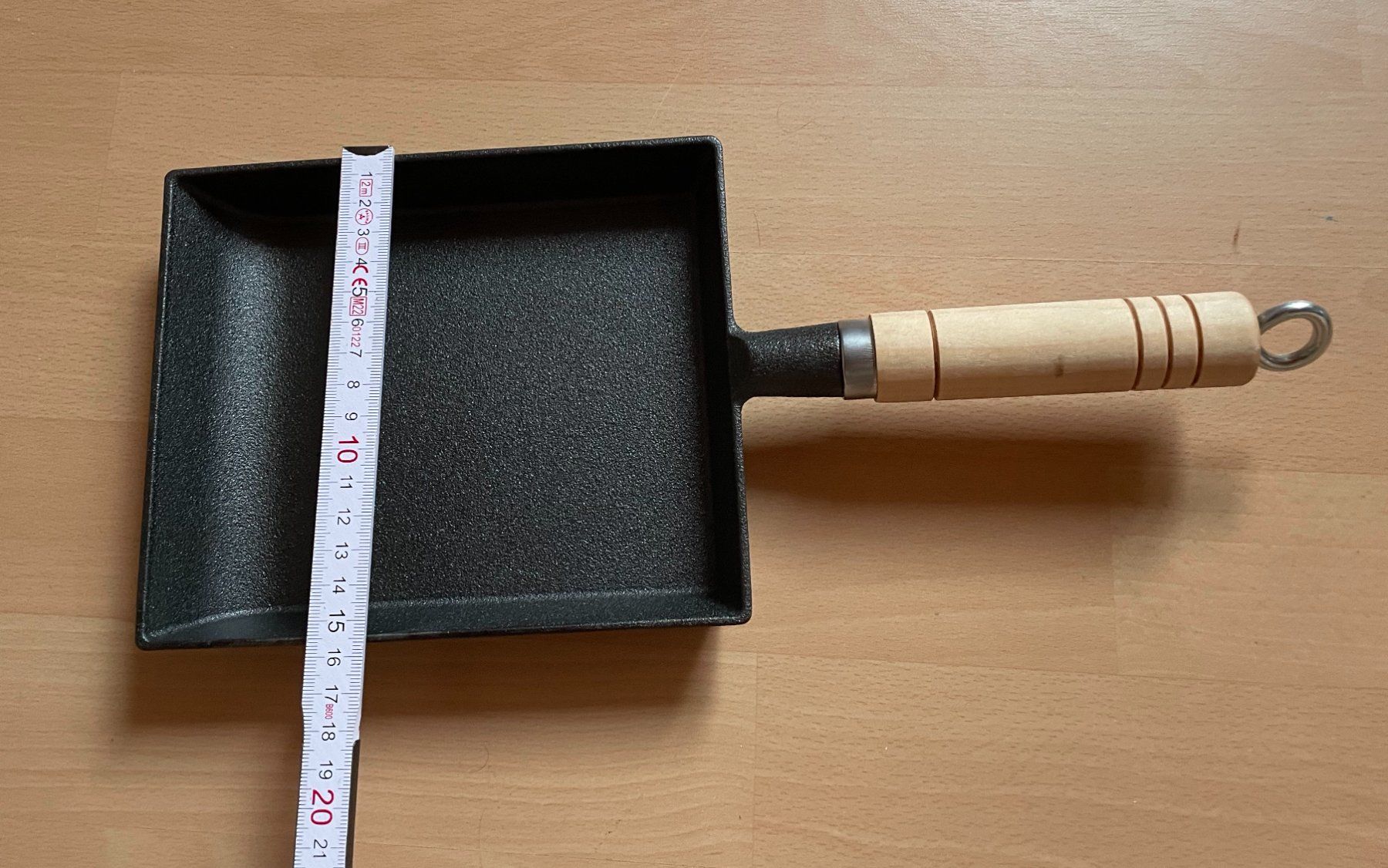 Pfannen: Gusseisenpfanne Eckig mit Holzgriff – Neu (gemäss Beschreibung) aus Wettingen von  3