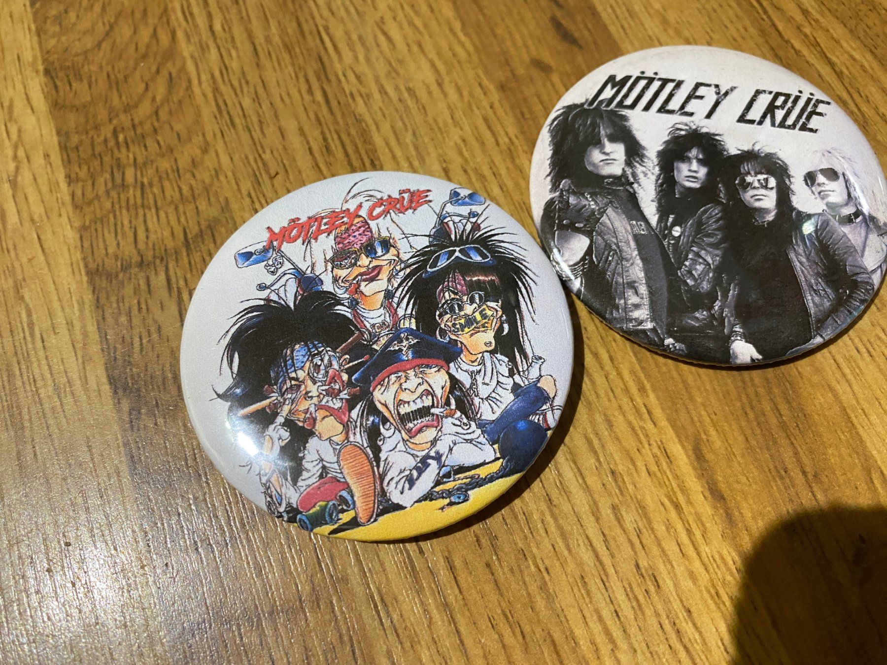 Placchette & Badge: Mötley Crüe - Magnet & Ansteck Badges! – Nuovo (secondo la descrizione) da Basel venduto da FatCatPacksTheRatt 1
