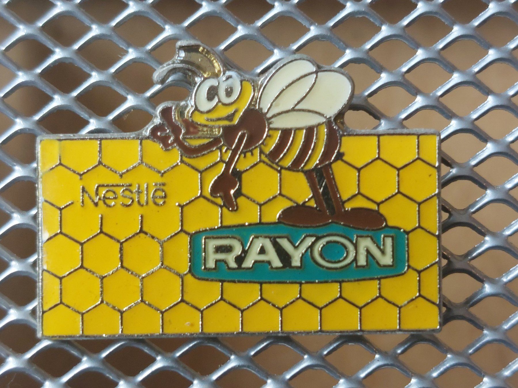 Nestlé Placchette & Badge: NESTLE 01 - PIN – Usato da Gipf - Oberfrick venduto da Esnoopy 1