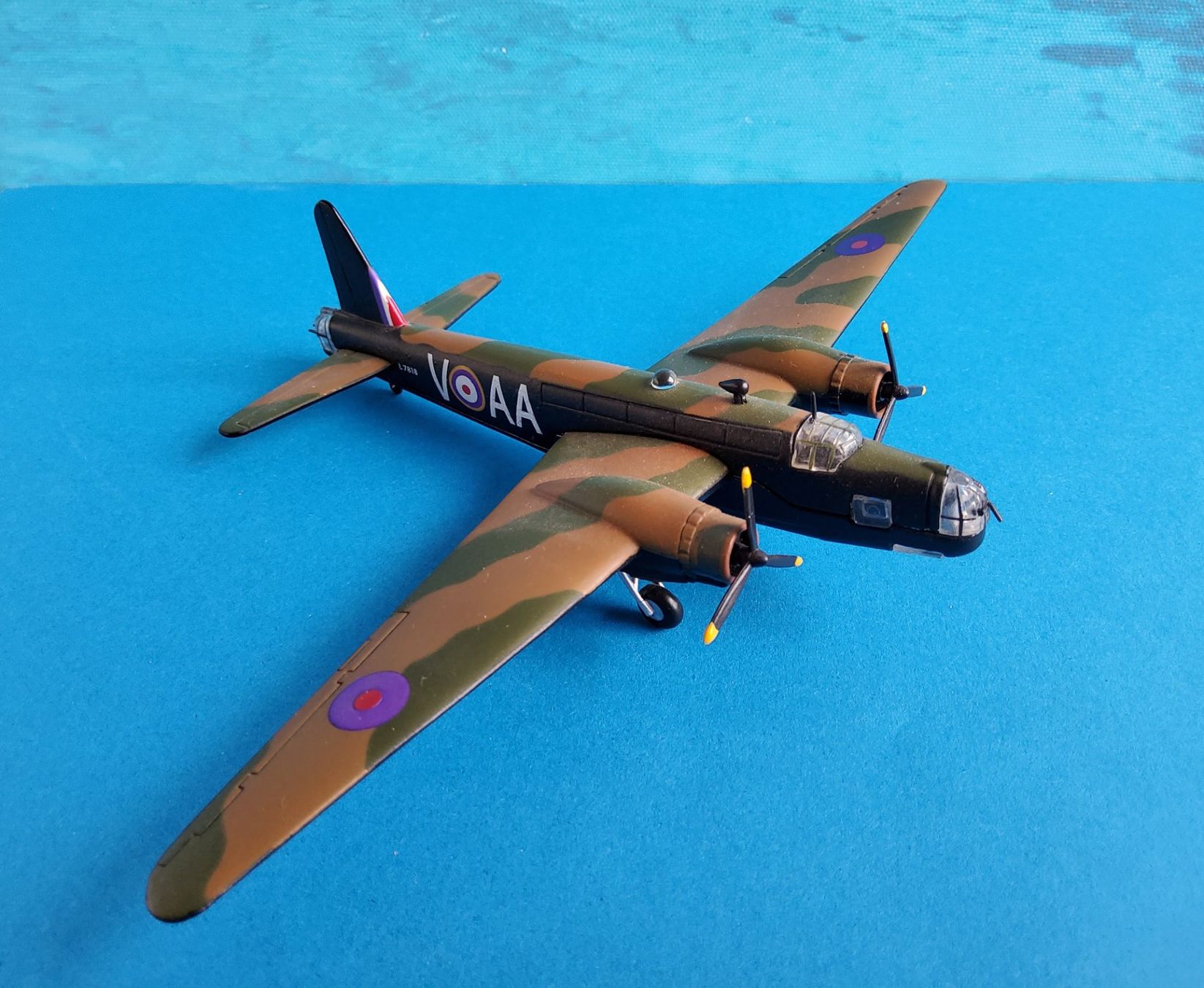 Modellbausätze & Standmodelle: Modellflugzeug "Vickers Wellington" 1/144 L7818 – Gebraucht aus Grüningen von VENOM59
