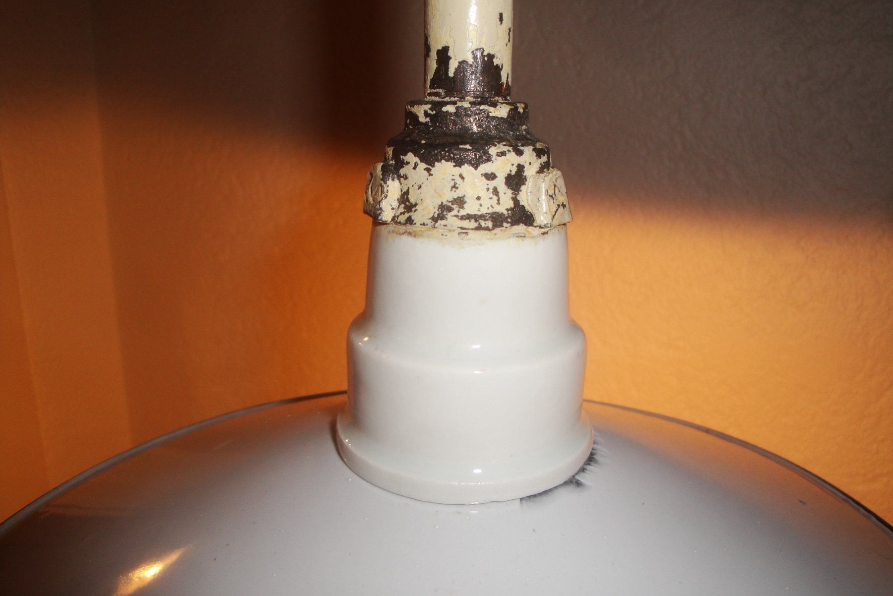 Lampade: Kellerlampe mit Emaillierter Lampensch. – Usato da Zürich venduto da Paykan 2