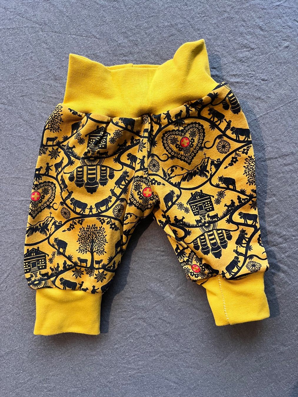 Pantaloni: 1 Kinderhose selbst genäht – Nuovo e nell'imballaggio originale da Büsserach venduto da bor_s88m