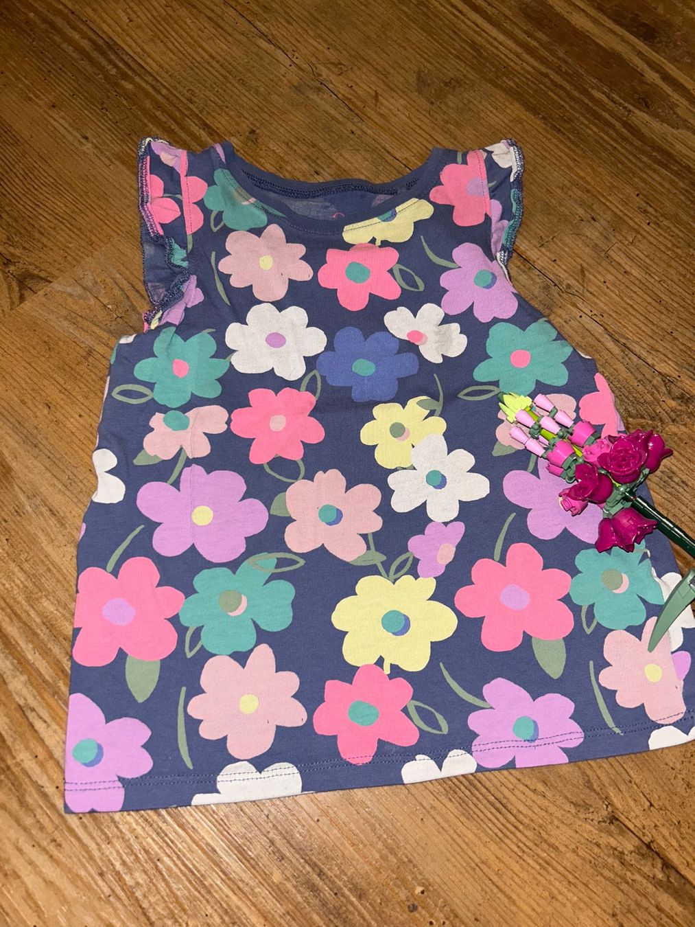 Next Blusen, T-Shirts & Tops: T-Shirt mit Blumen 110/116 NEXT – Gebraucht aus Safenwil von 2hand_aber_wertvoll