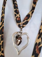 Collier avec pendentifs cœur et ruban en satin léopard