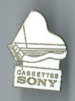 Placchette & Badge: Sony Cassettes Pin – Usato da Zürich venduto da t24_de
