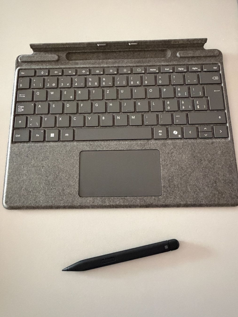 Microsoft Tastaturen: Microsoft Surface Pro 11 Keyboard (CH) mit Slim Pen – Neu (gemäss Beschreibung) aus Staufen von FranH 1