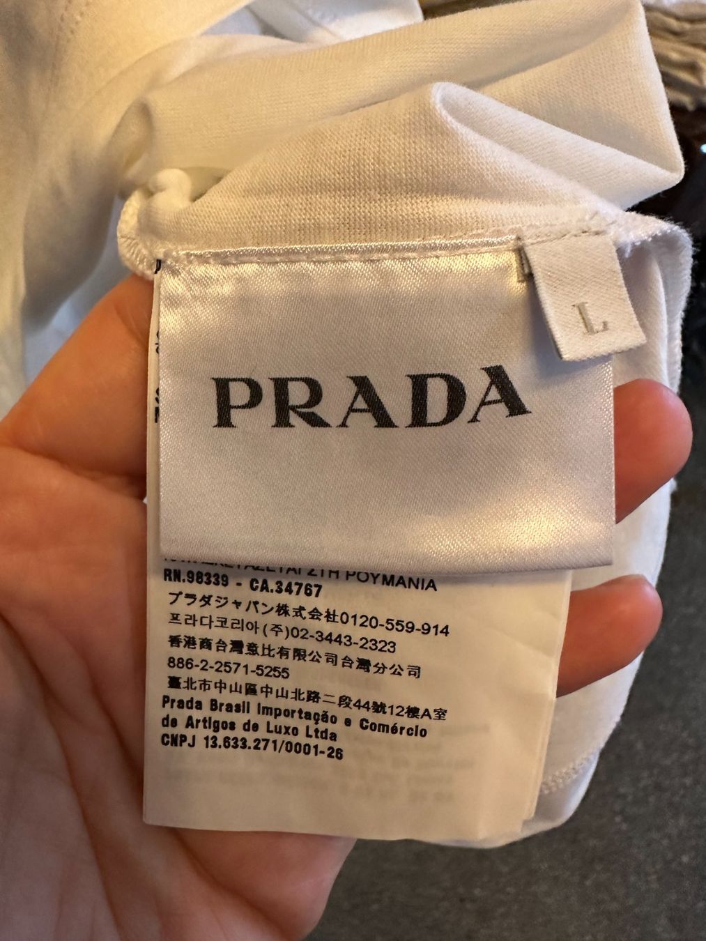 Prada T-shirt: Prada Print T-Shirt logo print size L – Usato da Mont-sur-Lausanne venduto da jolieresale 2