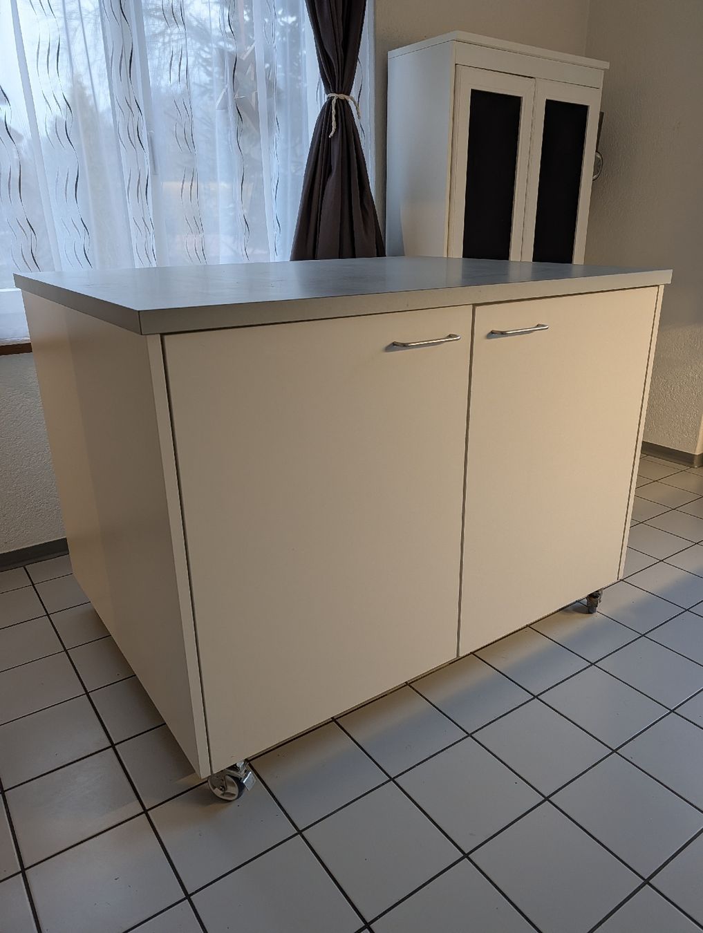 Cucine complete: Geräumige Kücheninsel / Küchenmöbel / Schreinerarbeit – Usato da Wattwil venduto da Lilo111