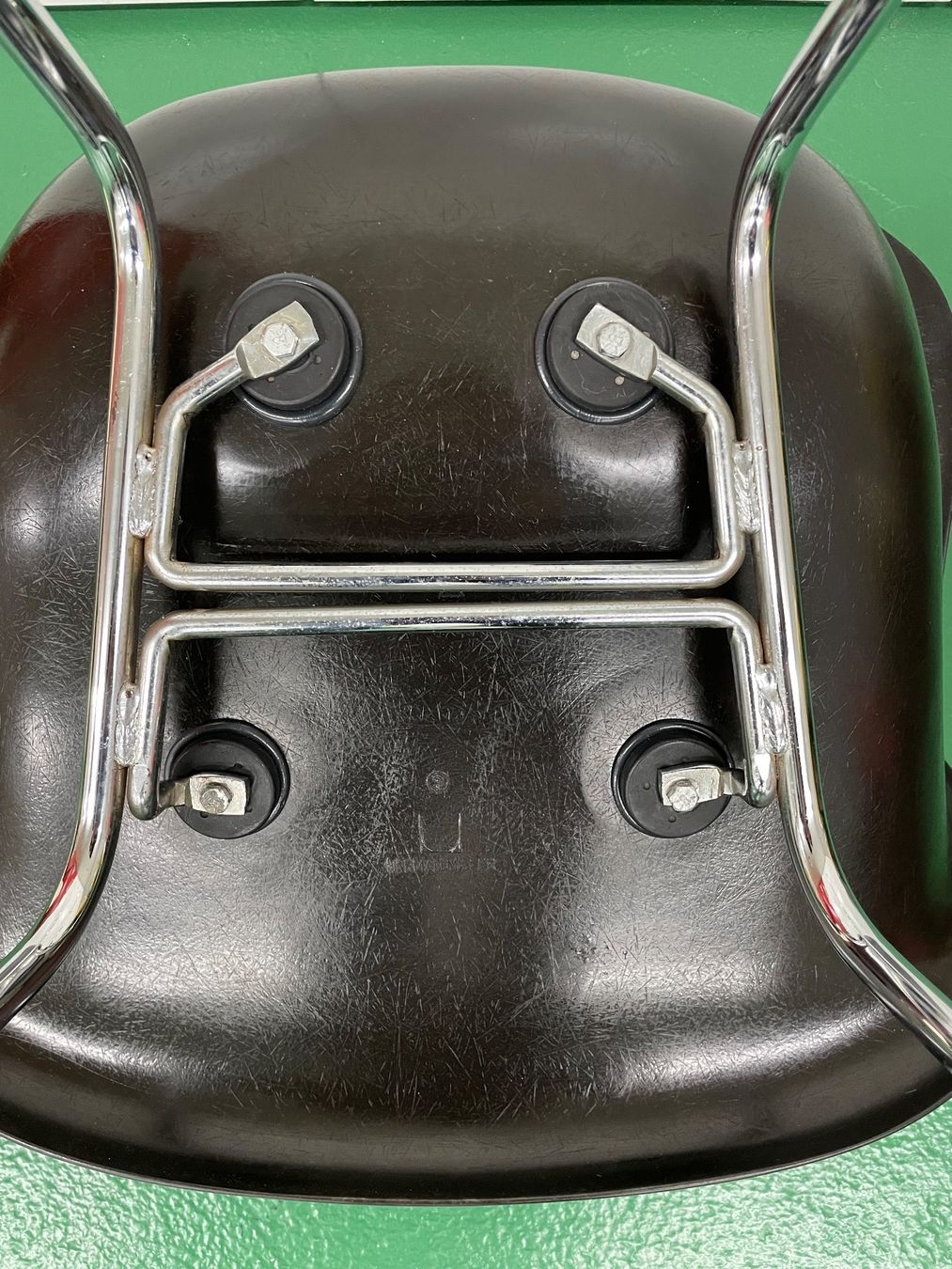 Eames Sedie: Eames Fiberglas Armchair schwarz – Usato da ipsach venduto da Latigo 3