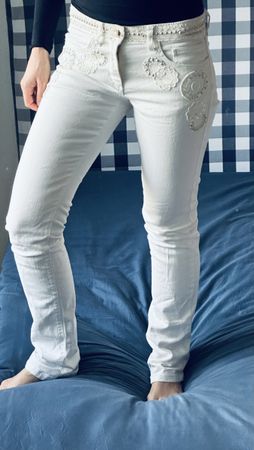 Iceberg Jeans mit Pailletten und Perlenstickerei