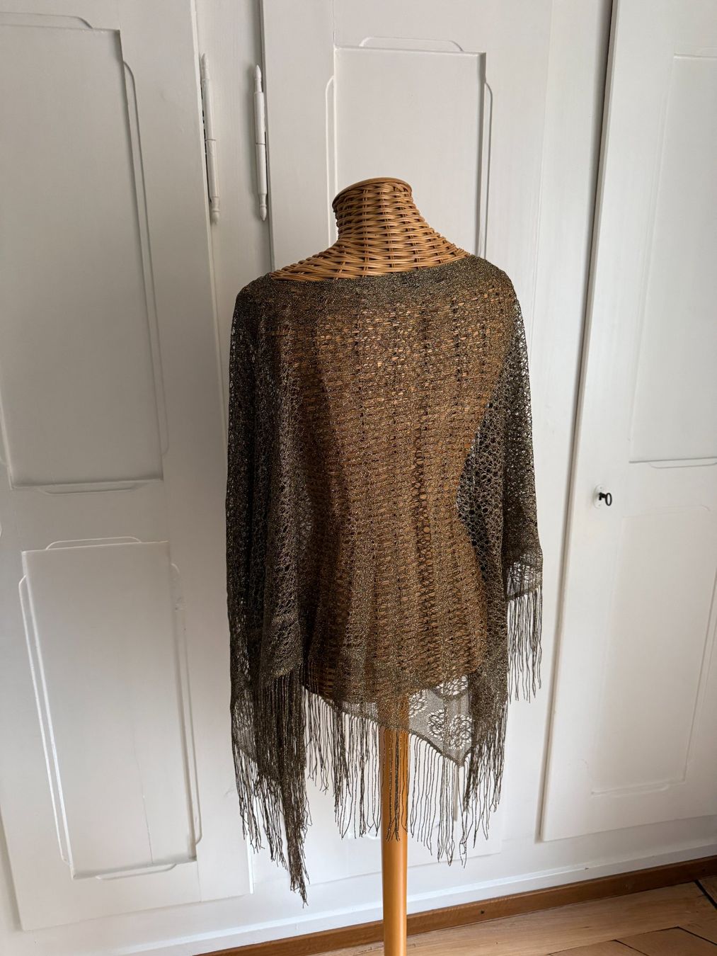 Altro in Moda donna: TABLOID - Poncho gold-schwarz mit Fransen – Usato da Zürich venduto da Diazaio 2