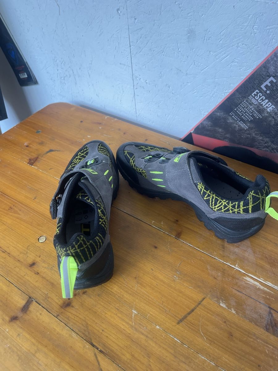 Scarpe da uomo: DMT VELOSCHUHE NEU GROSSE 39 – Nuovo e nell'imballaggio originale da Murten venduto da Ski-Outlet 2