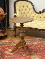 Eleganter Beistelltisch / Salontisch aus Massivholz