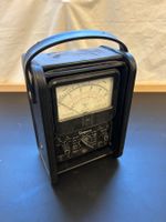Analoges Multimeter von Simpson und grosses Voltmeter