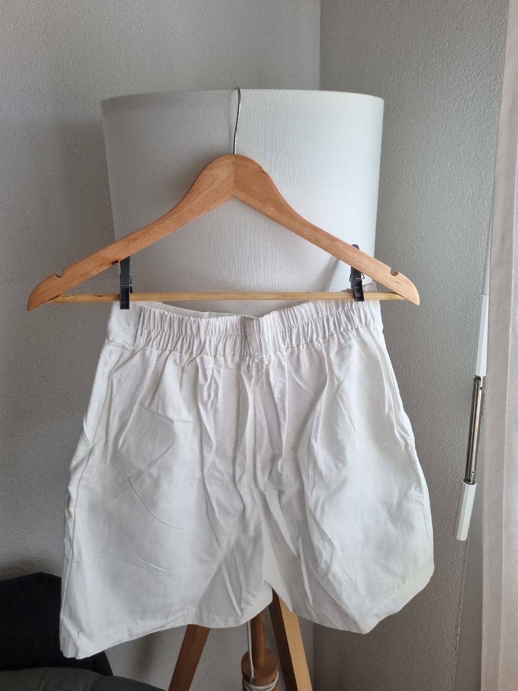 Pantalons: White Shorts High Waist – Neuf avec emballage d'origine à Aigle par Smagbrelle18 3