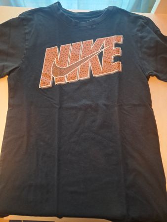T-shirt Nike noir logo orange taille xs