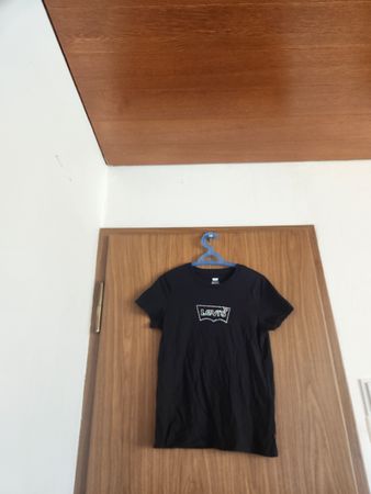 T-shirt Levi's noir S/CH avec strass 