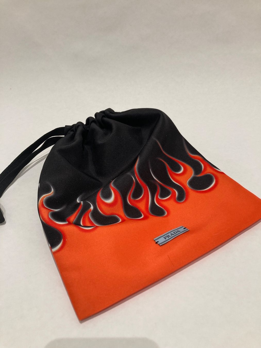 Prada Copricapi, berretti & cappellini: Prada cappuccio unisex (NEW) – Nuovo e nell'imballaggio originale da Paradiso venduto da Kayakara 7