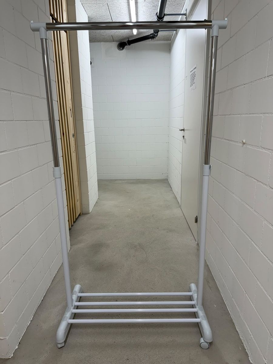 Garderobe: Kleiderständer Höhenverstellbar mit Rollen – Gebraucht aus Küsnacht ZH von kar_f6zj 1