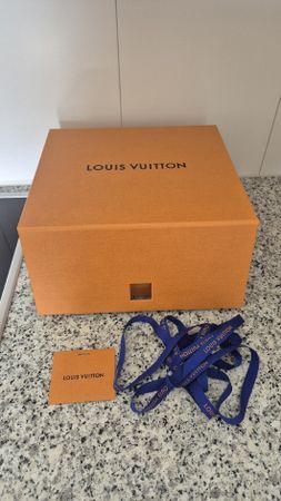 Original Louis Vuitton Box mit Band und Etikett!