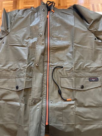 Grüne Regenjacke mit Kapuze, Grösse 42☔
