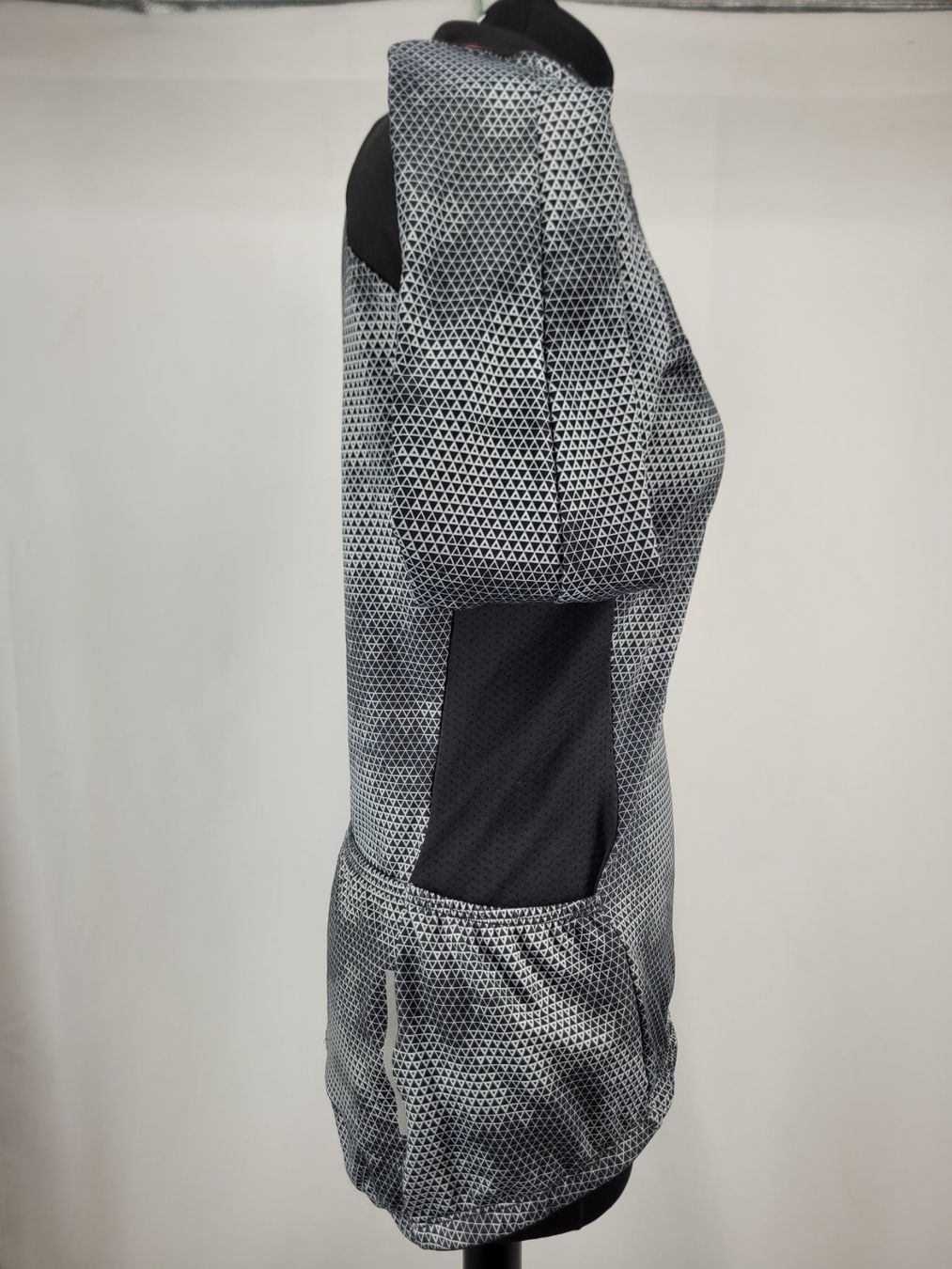 Decathlon Top: DECATHLON - HAUT RUNING M – Usato da Lausanne venduto da PlusValue_Lausanne 2
