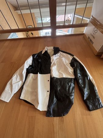 schwarz-weiße Jacke