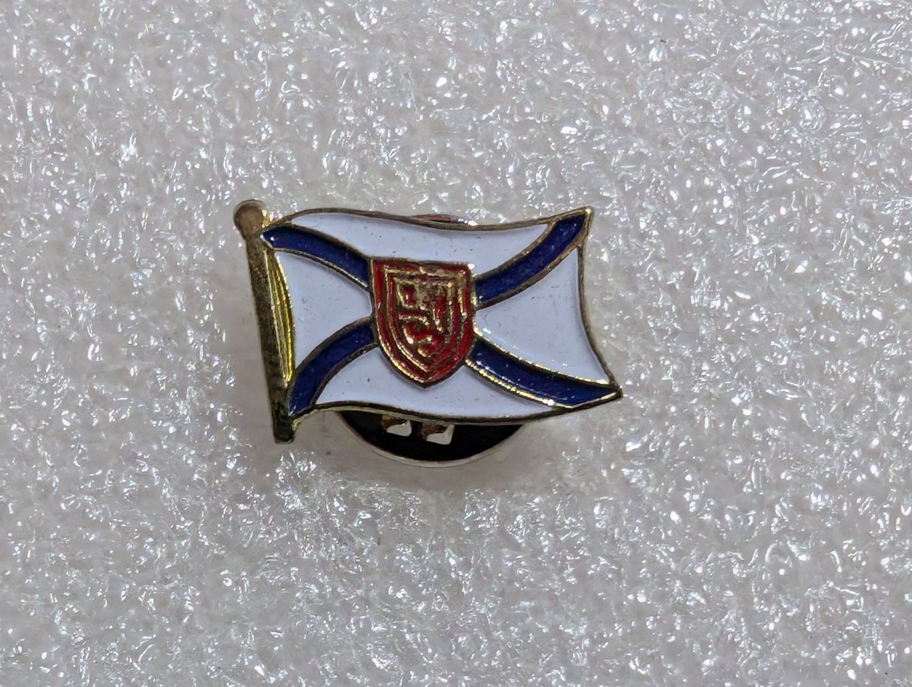 Placchette & Badge: Ansteckpin 253: Flagge – Usato da Oppligen venduto da Pin-Fall-Shop