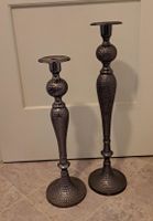 2 Grosse Kerzenständer aus Metall (67 cm resp 57 cm hoch)