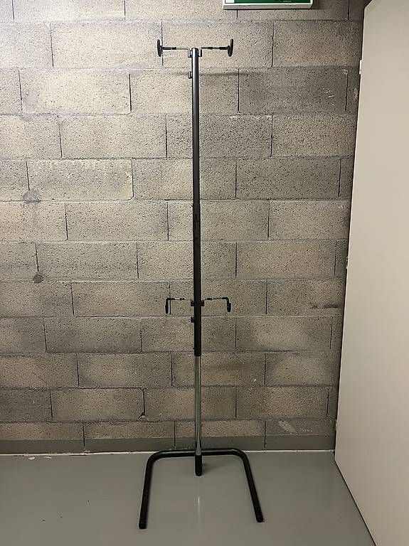 Cavalletti per biciclette: Support pour ranger deux vélos – Usato da Eysins venduto da cbe_qs6g