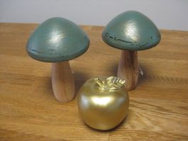 2 Holz Pilze und 1 goldiger Apfel