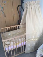 Komplett ausgestattetes Babybett 