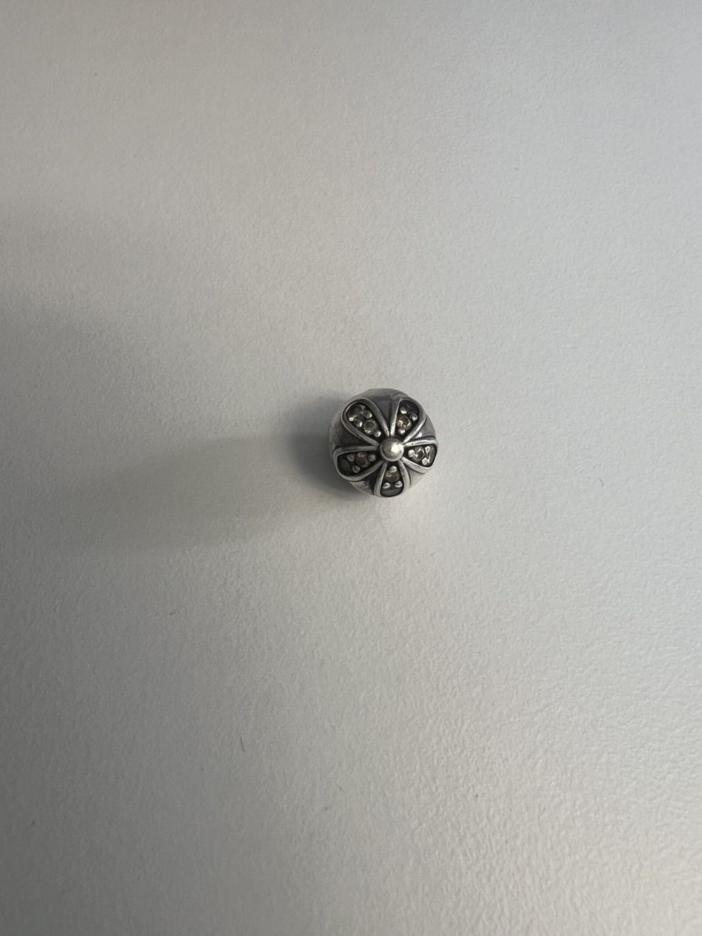 Pandora Ciondoli: Pandora Daisy Clip Charm Flower – Usato da Klosters venduto da jasmin-91