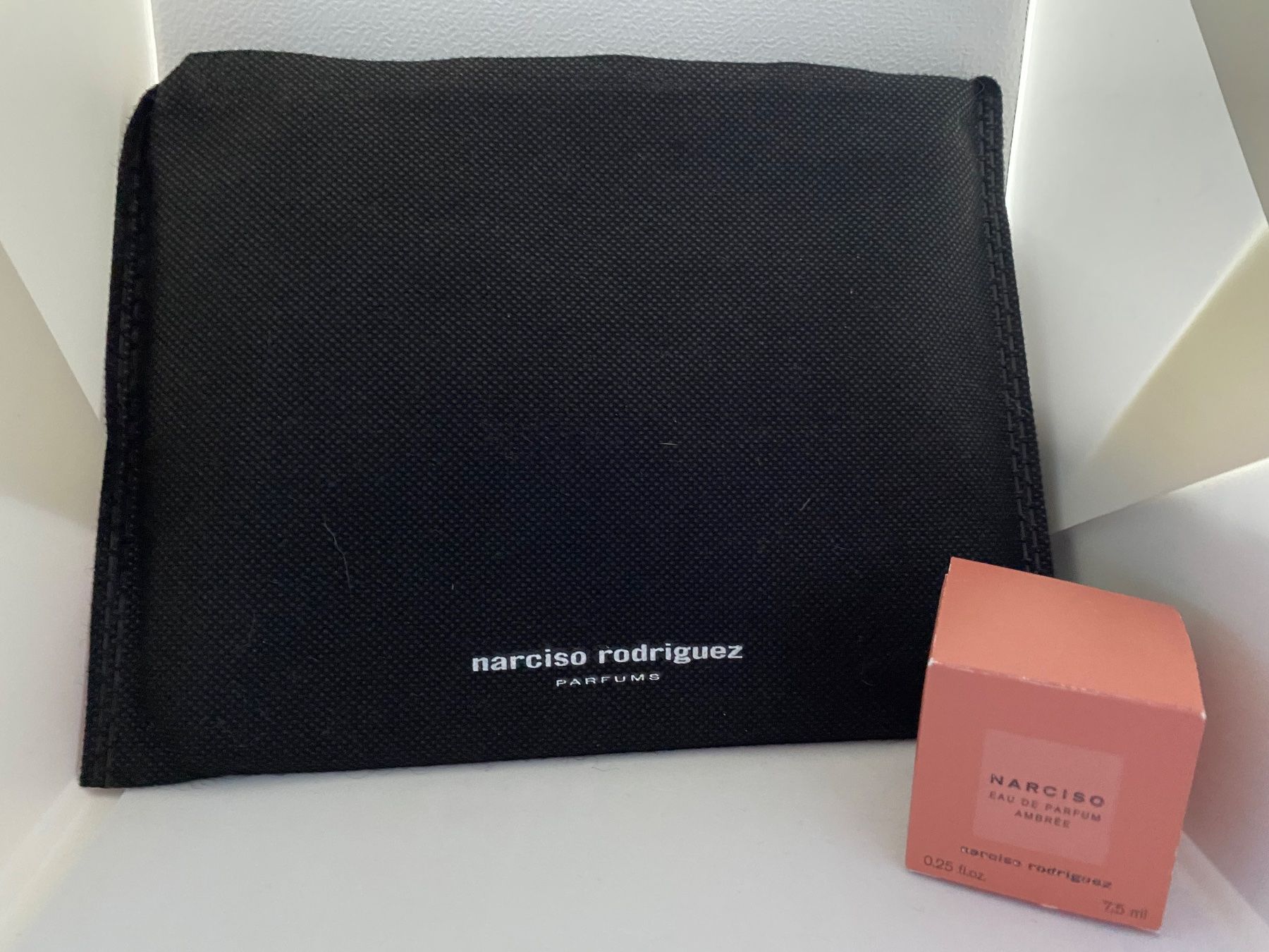 Narciso Rodriguez Profumi & Eau de Toilette: Miniature et trousse Narciso Rodriguez – Nuovo e nell'imballaggio originale da Bouveret venduto da wes_7zll 2