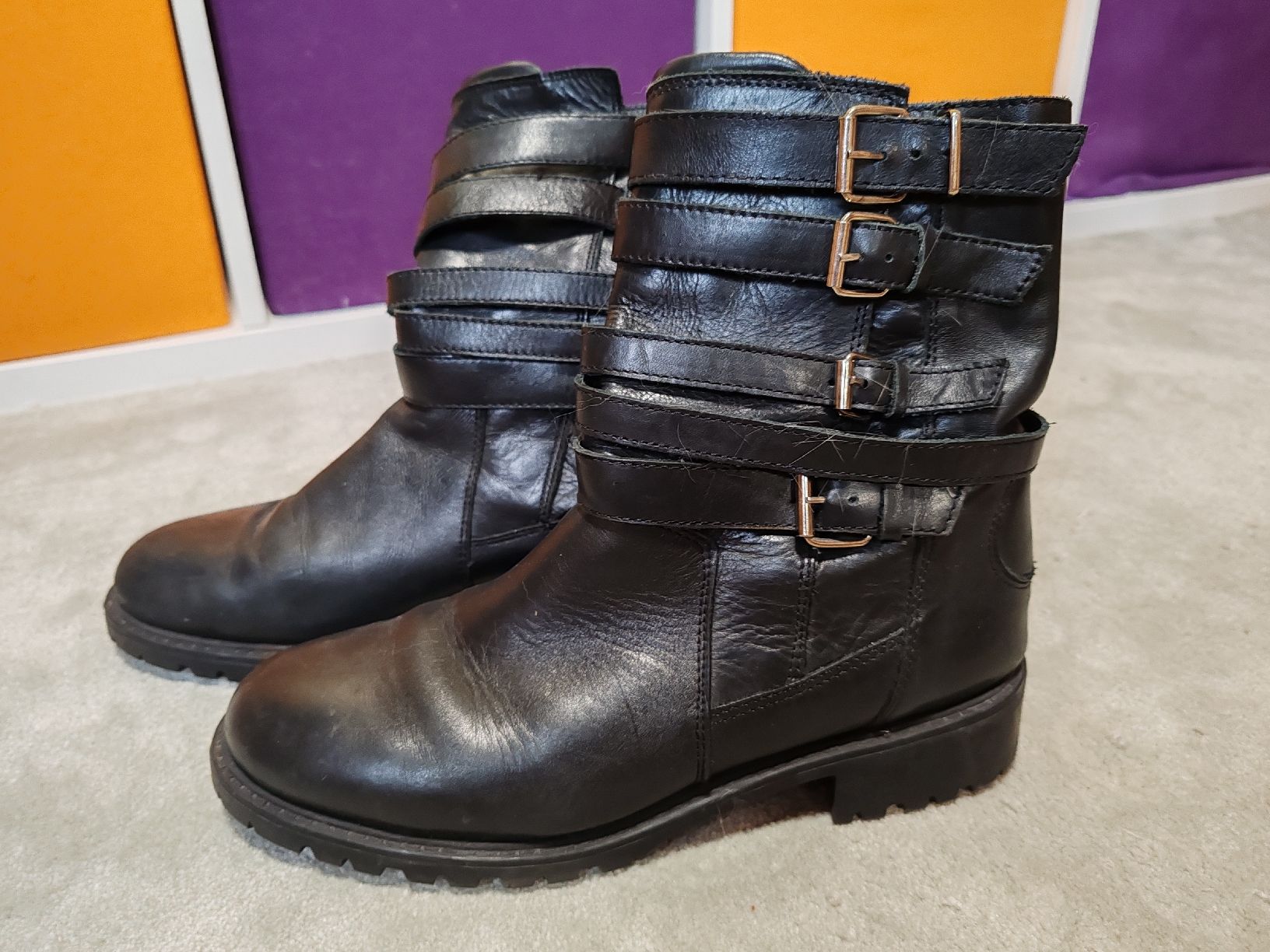 Zara Chaussures femmes: Stiefel Zara Basic mit Schnallen schwarz Grösse 40 – D'occasion à Untervaz par DoniWii1985 1