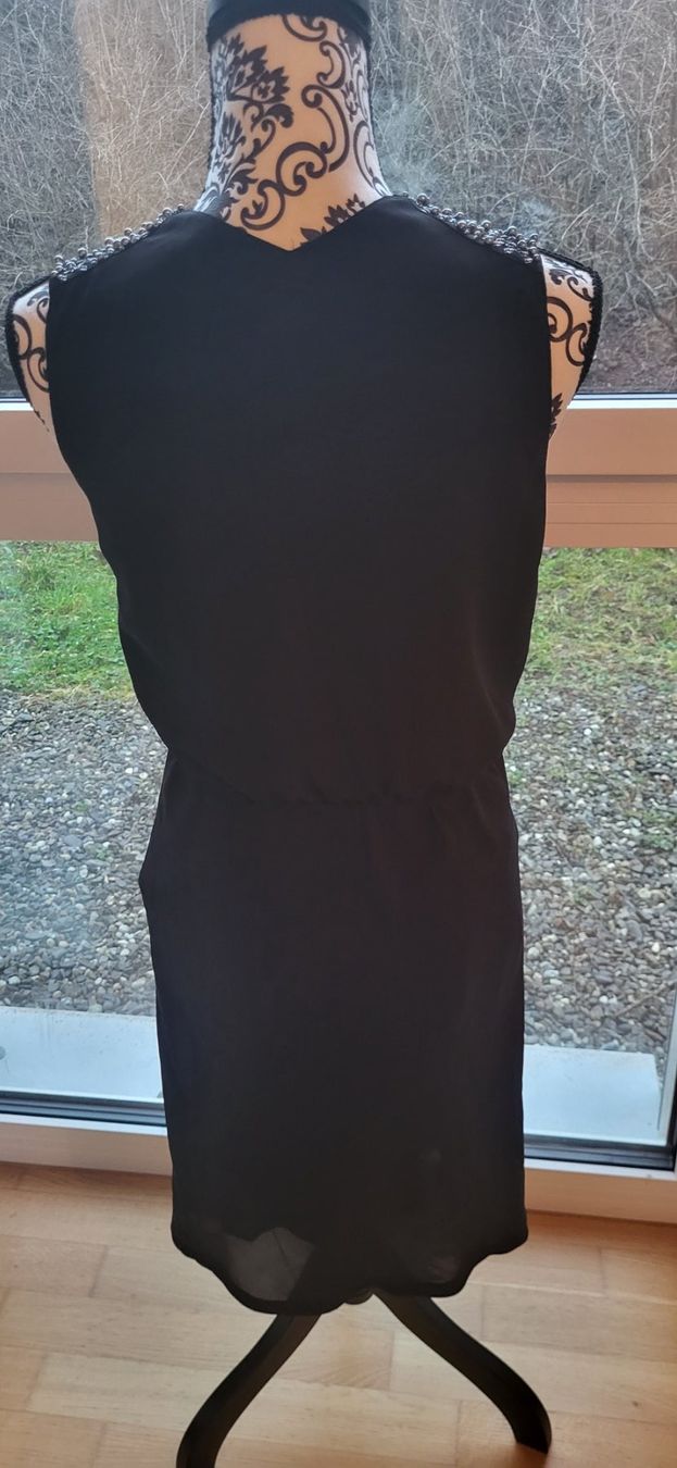 H&M Vestiti: Robe noire H&M perlée élégante taille 36 – Usato da la tour de peilz venduto da alegre02