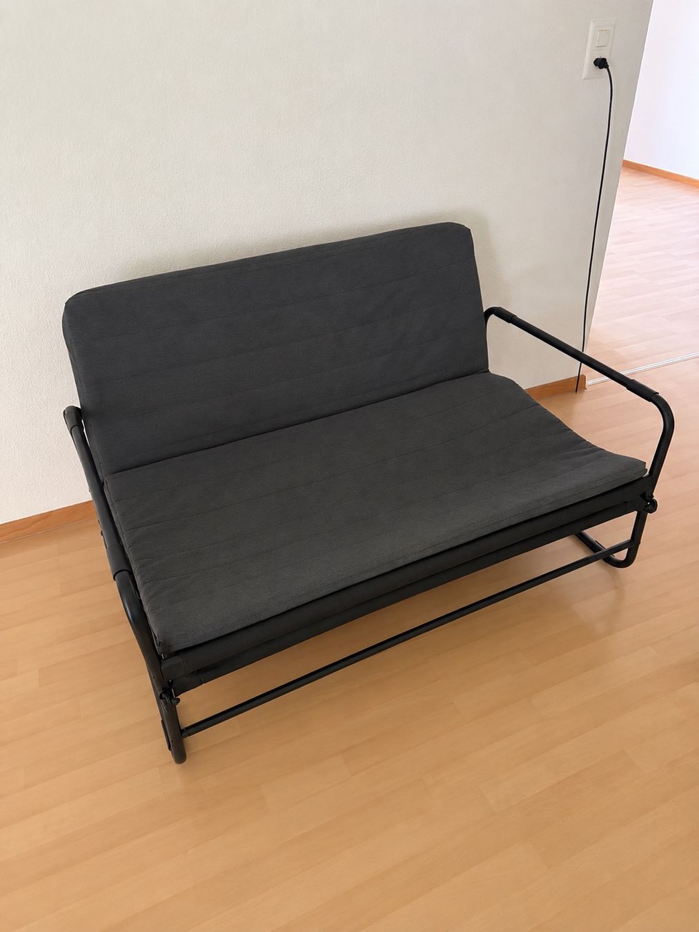 Sofas: HAMMARN Divano letto grigio scuro/nero 2 posti IKEA – Gebraucht aus Langnau am Albis von gio_5btm