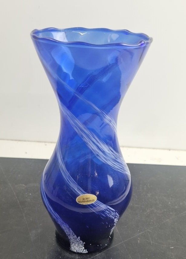 Vasen & Gefässe: Baluster Vase aus blauem Glas mit Lattimo Dekor – Gebraucht aus Flums von Flumsantik