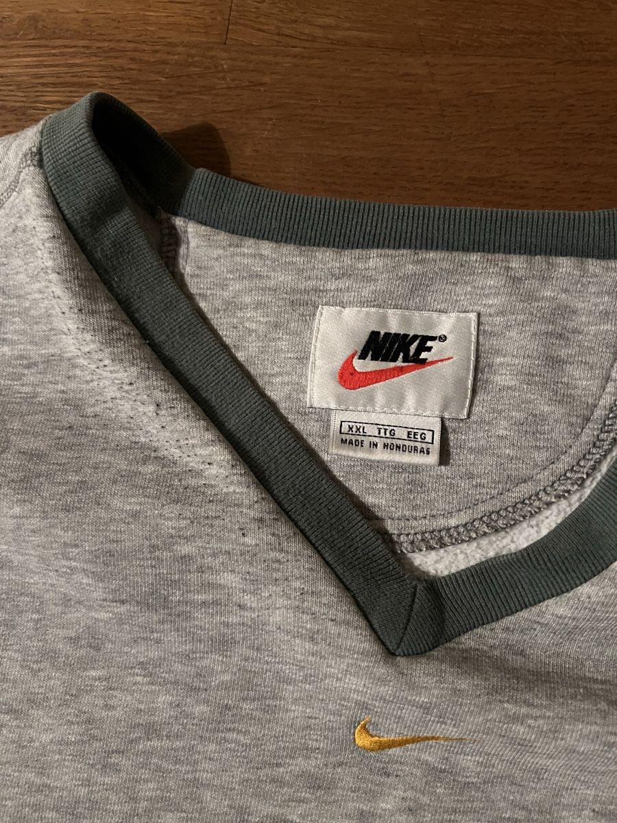 Nike Maglioni & Felpe: Nike Vintage Sweatshirt / Pullover V-Neck Grösse XL – Usato da Basel venduto da Oloir 2